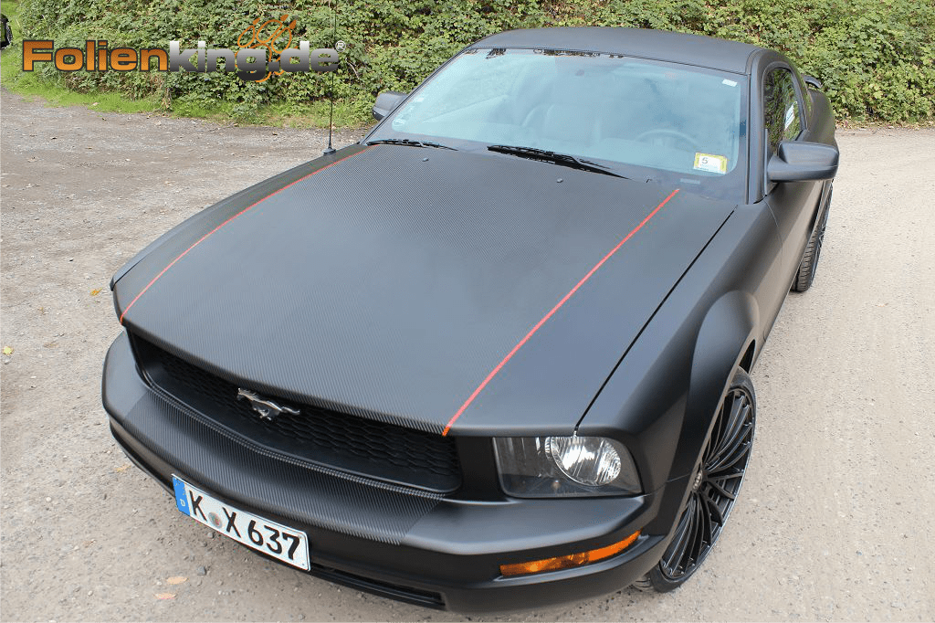 Ford Mustang: Vollfolierung in schwarz matt und Carbonfolie