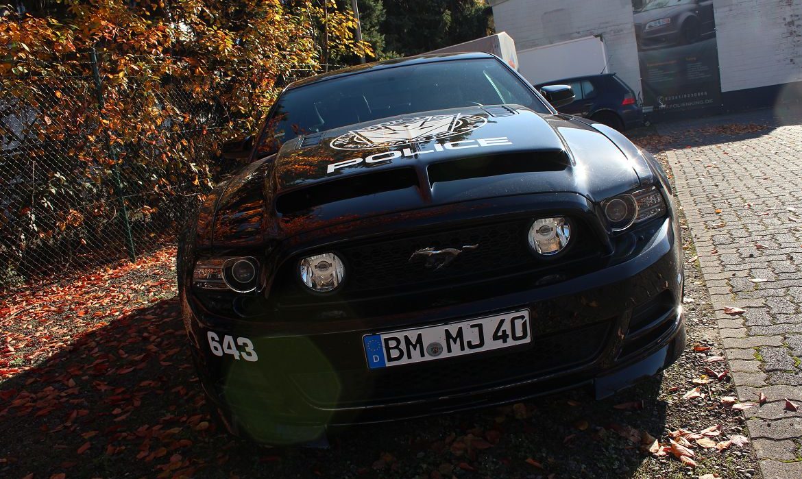 Ford Mustang: Vollfolierung in schwarz matt und Carbonfolie - Folierung  und Scheibentönung in Köln Bonn 