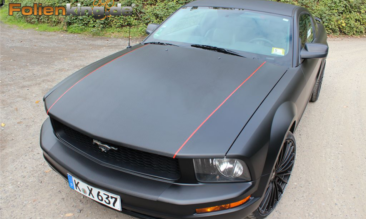 Ford Mustang: Vollfolierung in schwarz matt und Carbonfolie